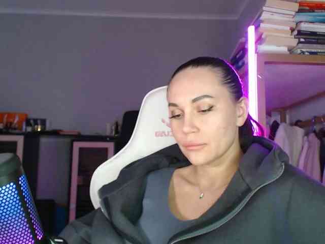 QWEENII Live Webcam on BongaCams