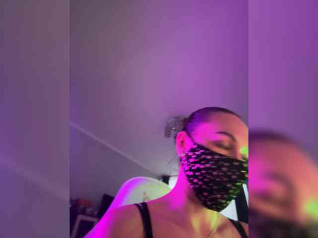 QWEENII Live Webcam on BongaCams