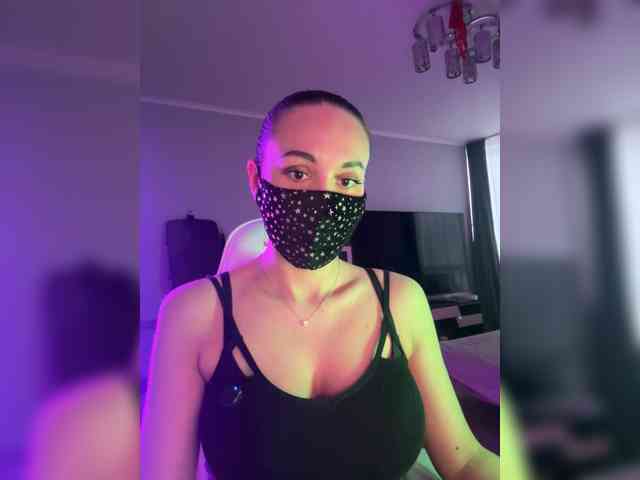 QWEENII Live Webcam on BongaCams