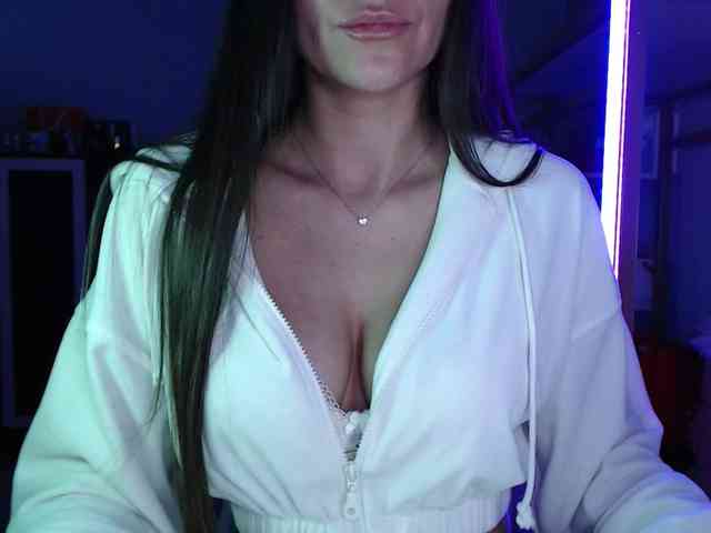 QWEENII Live Webcam on BongaCams