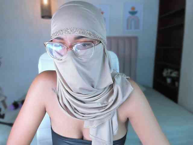 zayna-lux Live Webcam on BongaCams