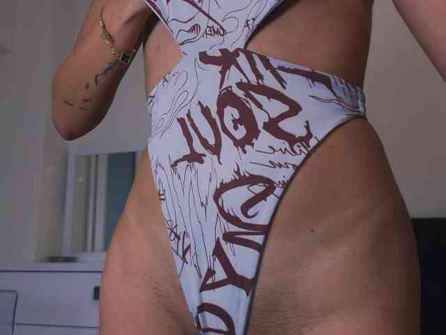 SelleneNoir webcam