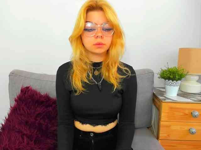 ZoeCharming webcam