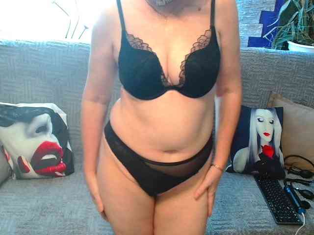 Maruu12qwert Live Webcam on BongaCams