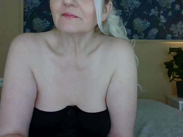 Mellica's BongaCams show and profile