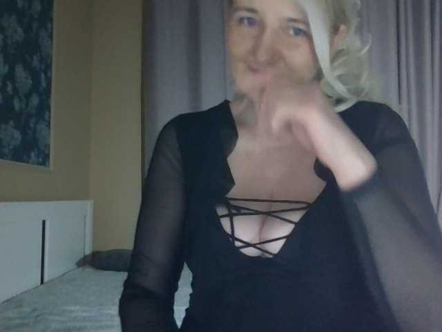 Mellica's BongaCams show and profile