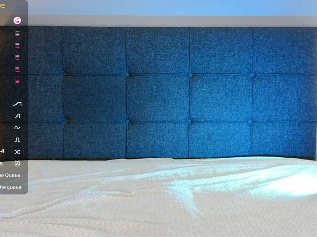 littlewetgirl's BongaCams show and profile