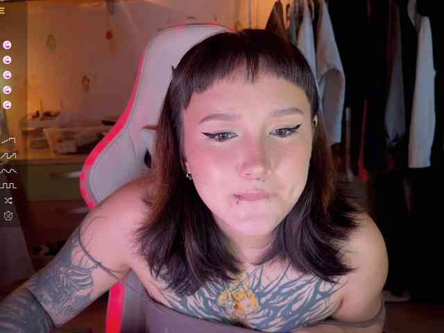 littlewetgirl webcam