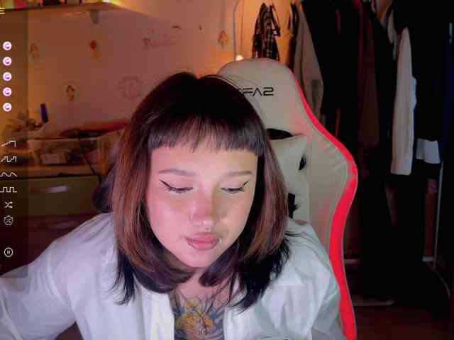 littlewetgirl webcam