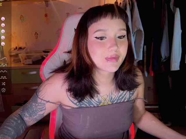 littlewetgirl webcam