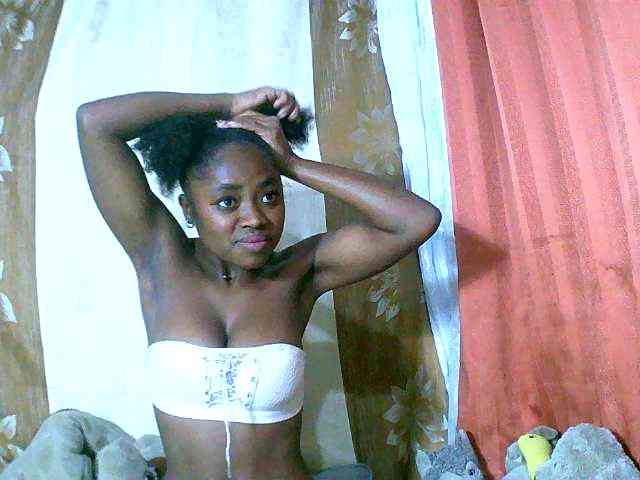Honoratte Live Webcam on BongaCams
