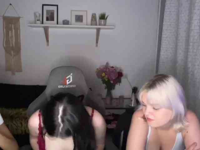 Love2loveKiss webcam
