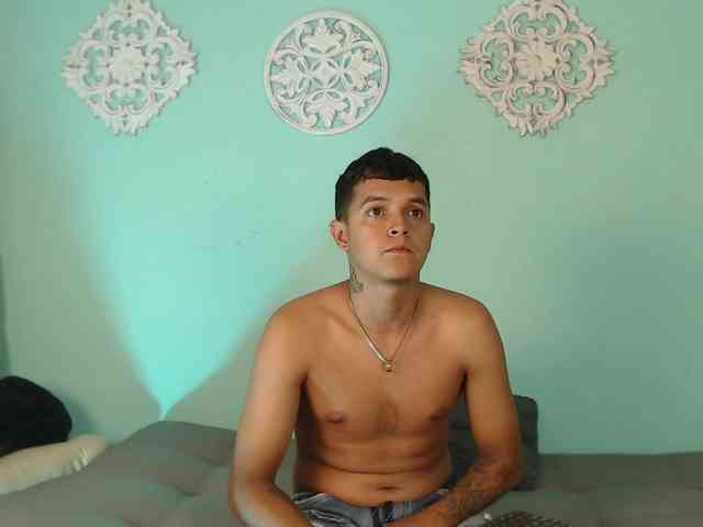 AmbarAndJhostinn webcam