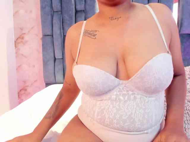 EmmaRobertshot webcam