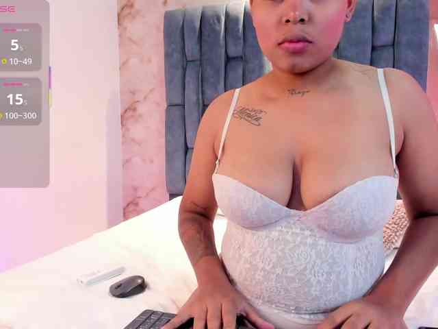EmmaRobertshot webcam