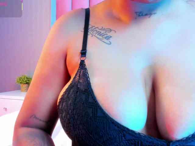 EmmaRobertshot webcam