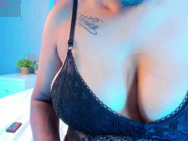 EmmaRobertshot webcam