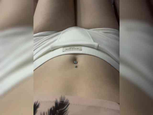 FoxyWhite77 webcam