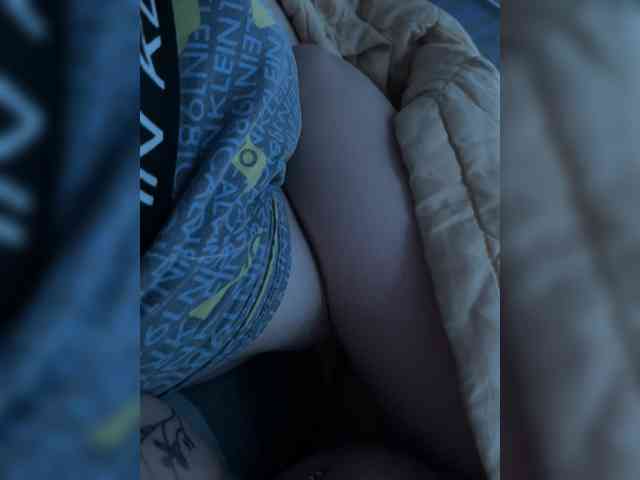 FoxyWhite77 webcam