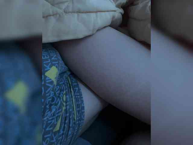 FoxyWhite77 webcam