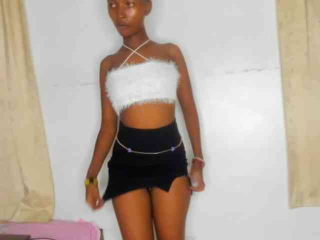 Monalisalisa (19, Black Cam Girl) performing deepthroat.