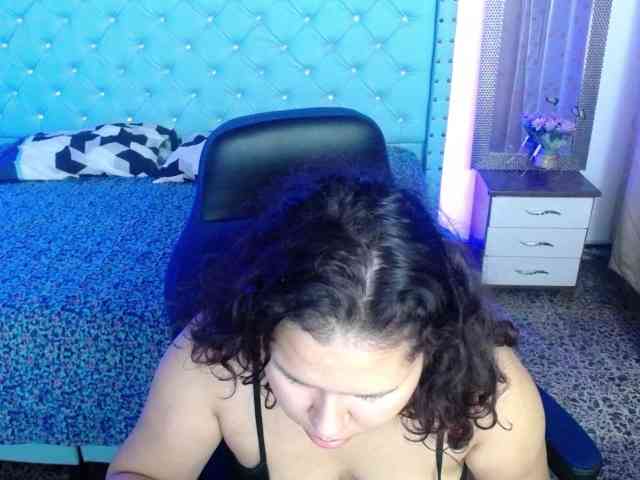 Camila-curvy18 webcam