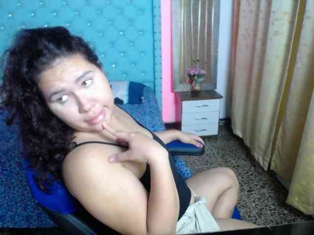 Camila-curvy18 webcam
