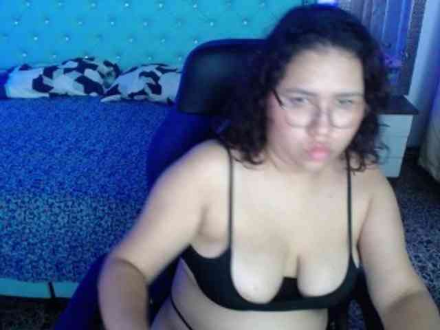 Camila-curvy18 webcam