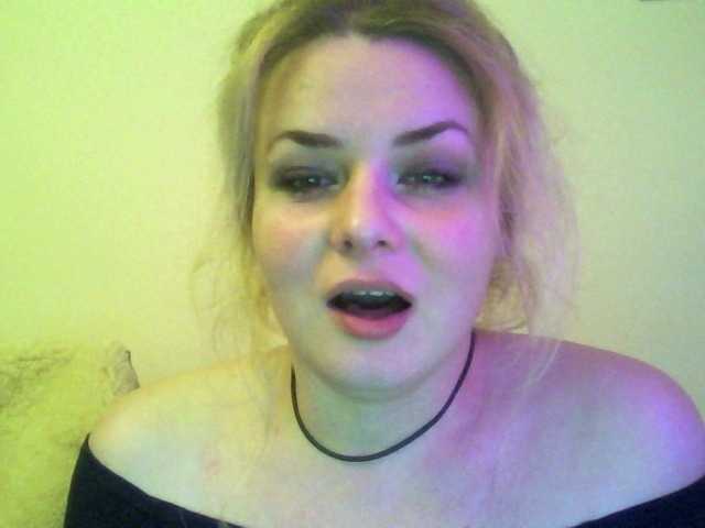 HollyLaPretty's BongaCams show and profile