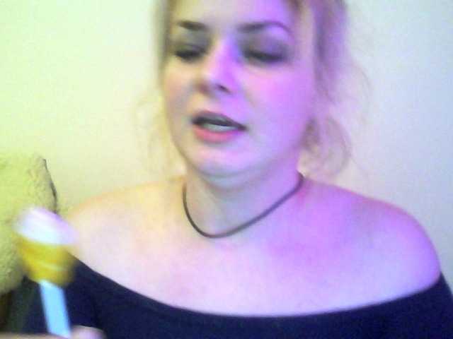 HollyLaPretty's BongaCams show and profile