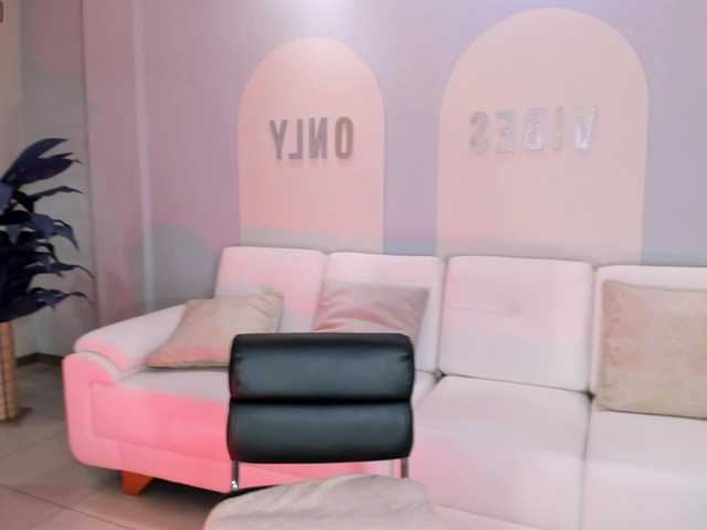 MiaLaurence's BongaCams show and profile