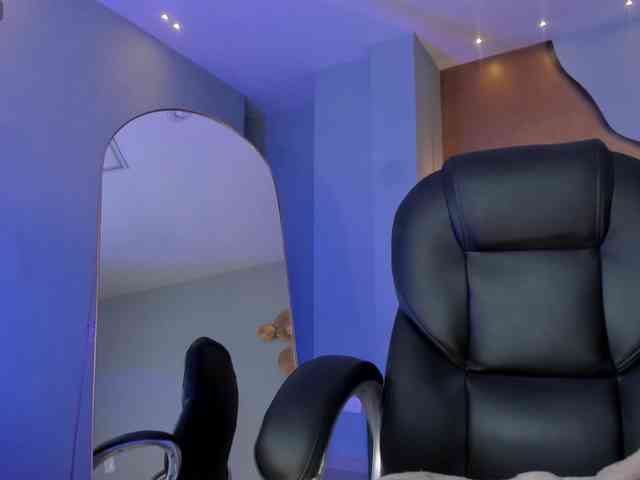 MiaLaurence MiaLaurence