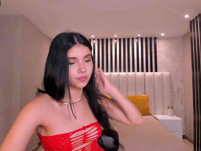 MiaLaurence webcam