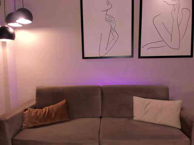 MiaLaurence webcam
