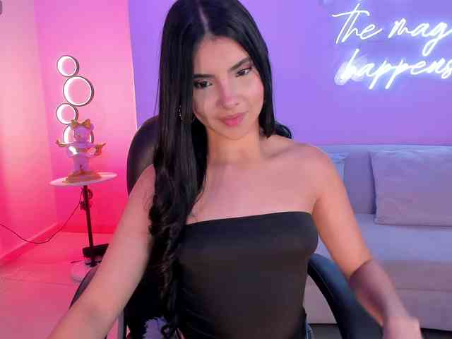 MiaLaurence webcam