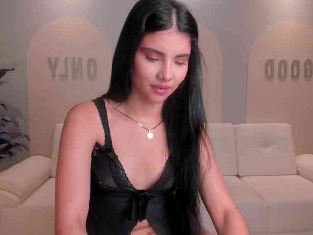 MiaLaurence webcam