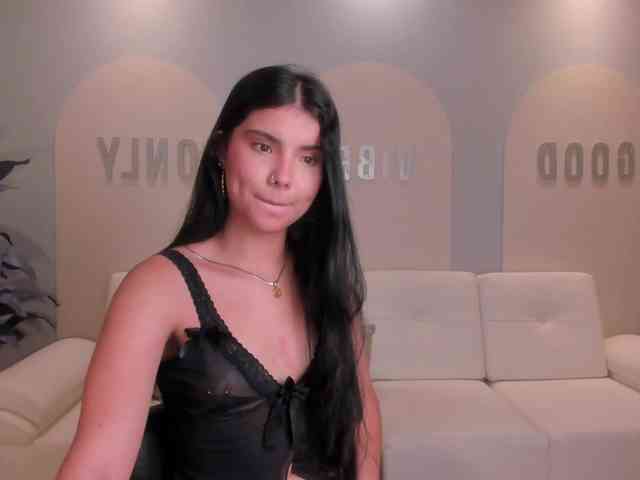 MiaLaurence webcam
