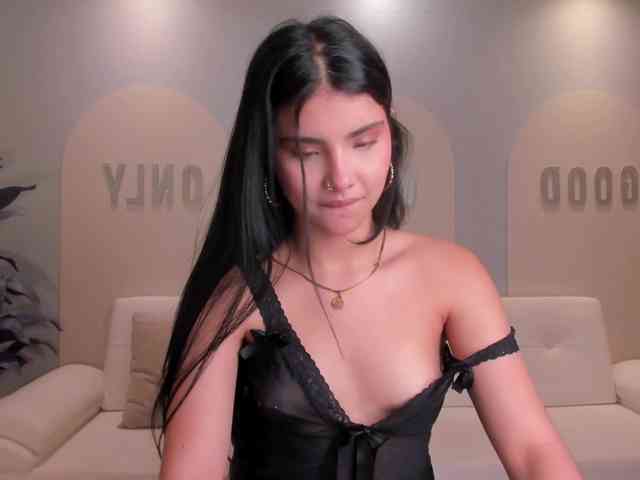 MiaLaurence webcam