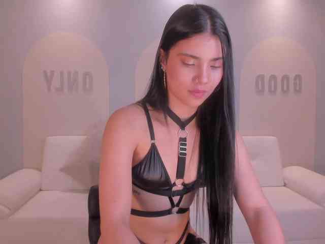 MiaLaurence webcam
