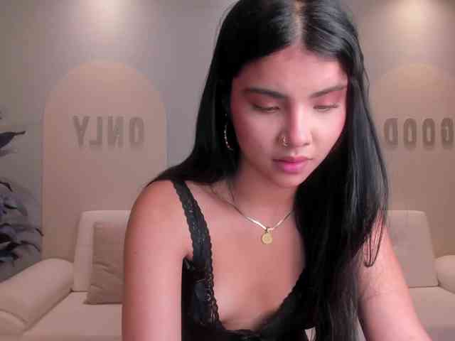 MiaLaurence webcam