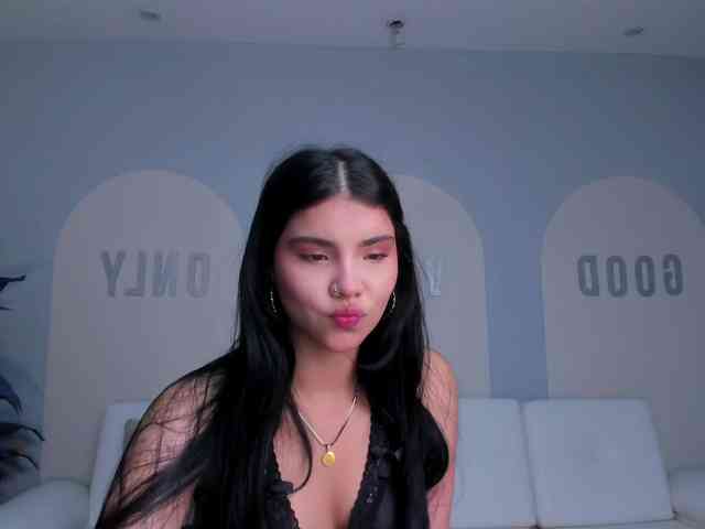 MiaLaurence webcam