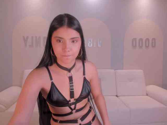 MiaLaurence webcam