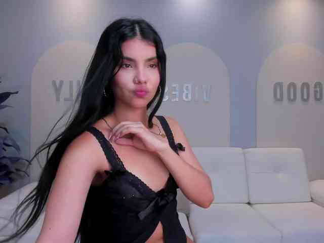 MiaLaurence webcam