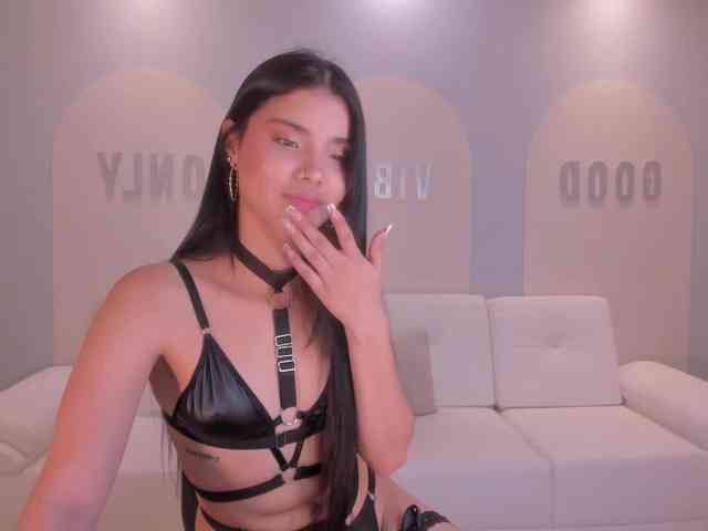 MiaLaurence webcam