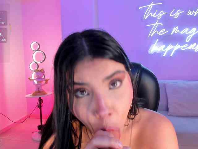 MiaLaurence webcam
