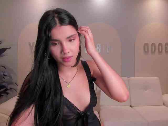 MiaLaurence webcam