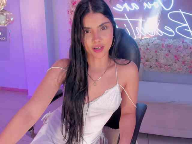 MiaLaurence webcam