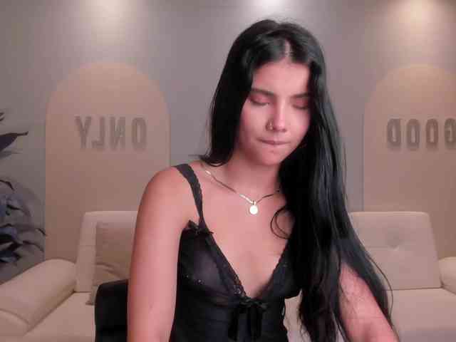MiaLaurence webcam