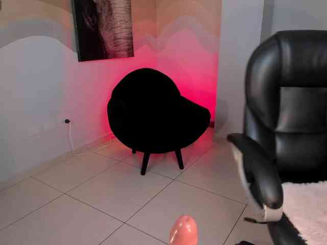 MiaLaurence webcam
