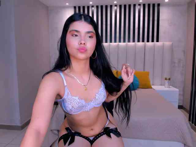 MiaLaurence webcam